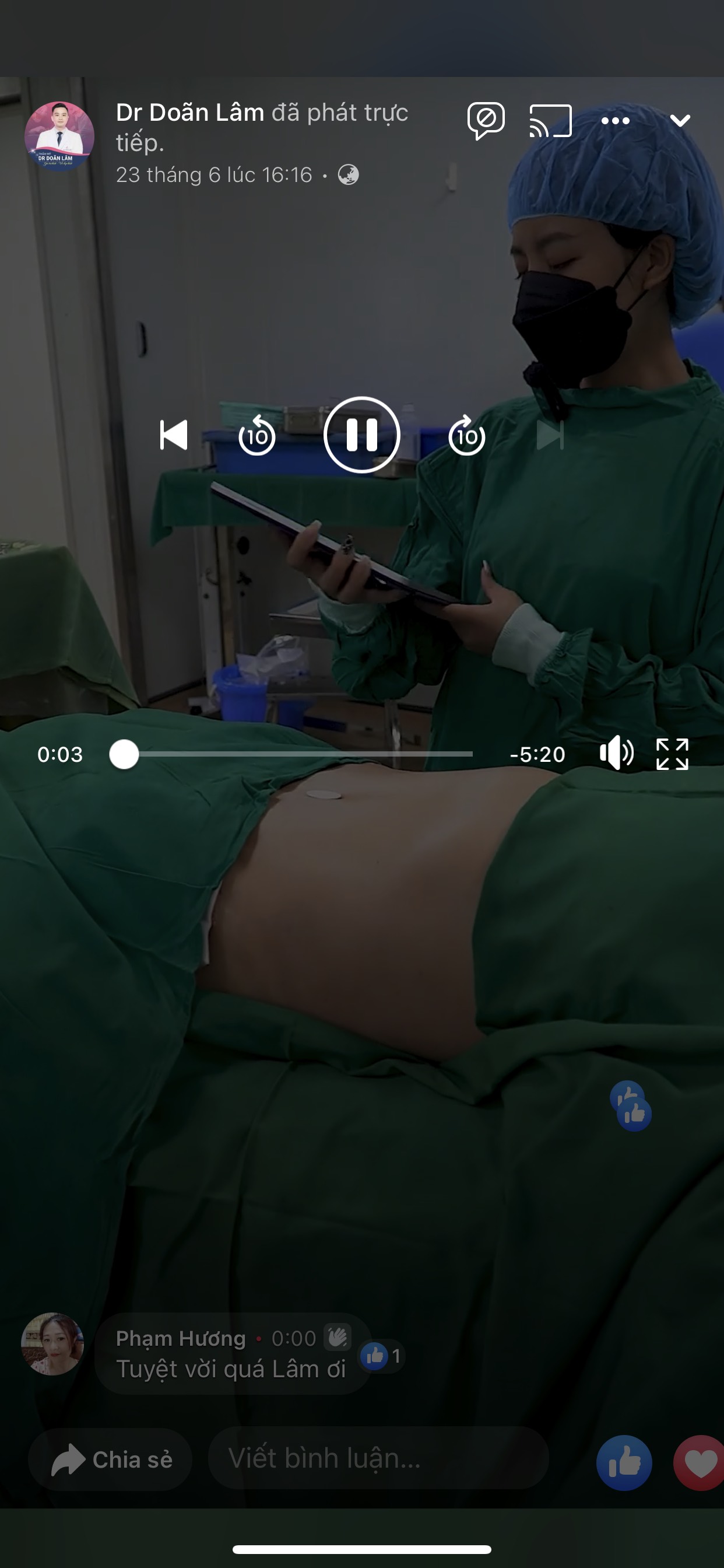 Trang Dr Doãn Lâm phát trực tiếp một ca hút mỡ tạo hình bụng ( ảnh chụp màn hình livestream)