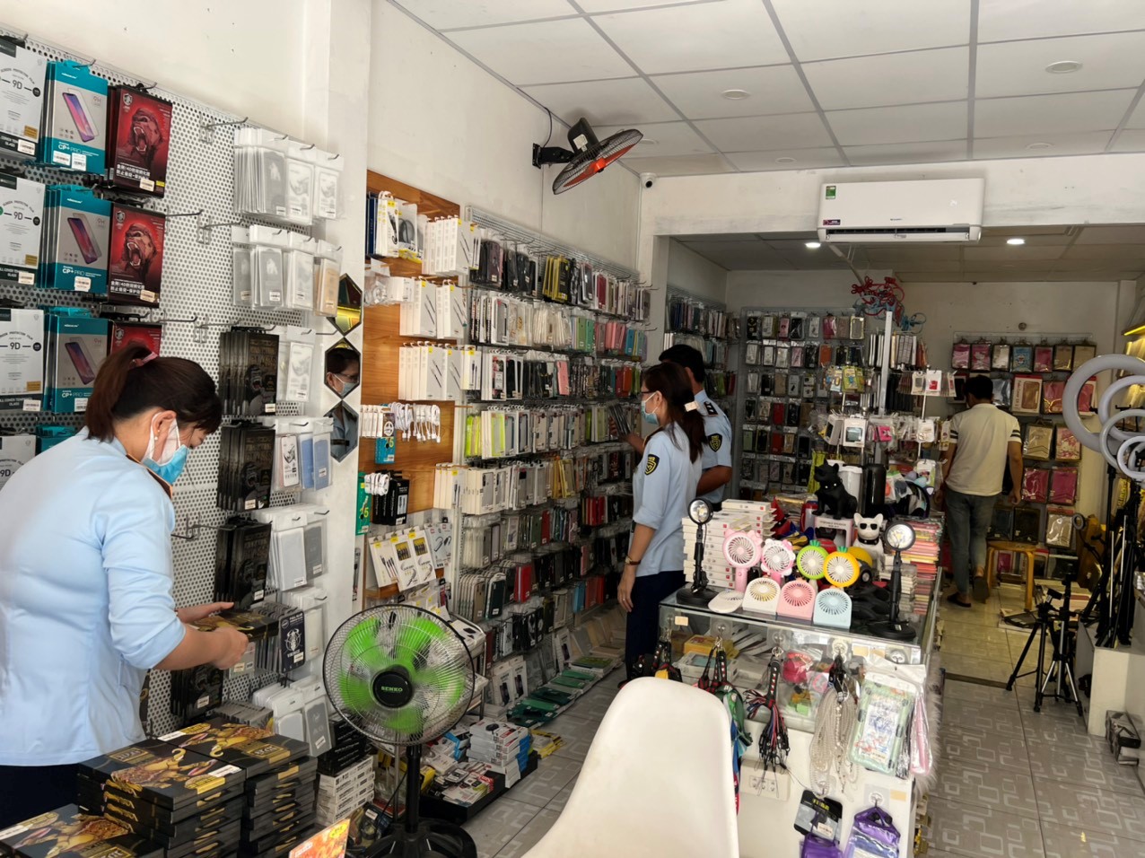 Bình Thuận: Liên tiếp phát hiện 02 hộ kinh doanh nhập lậu hàng nghìn sản phẩm ​