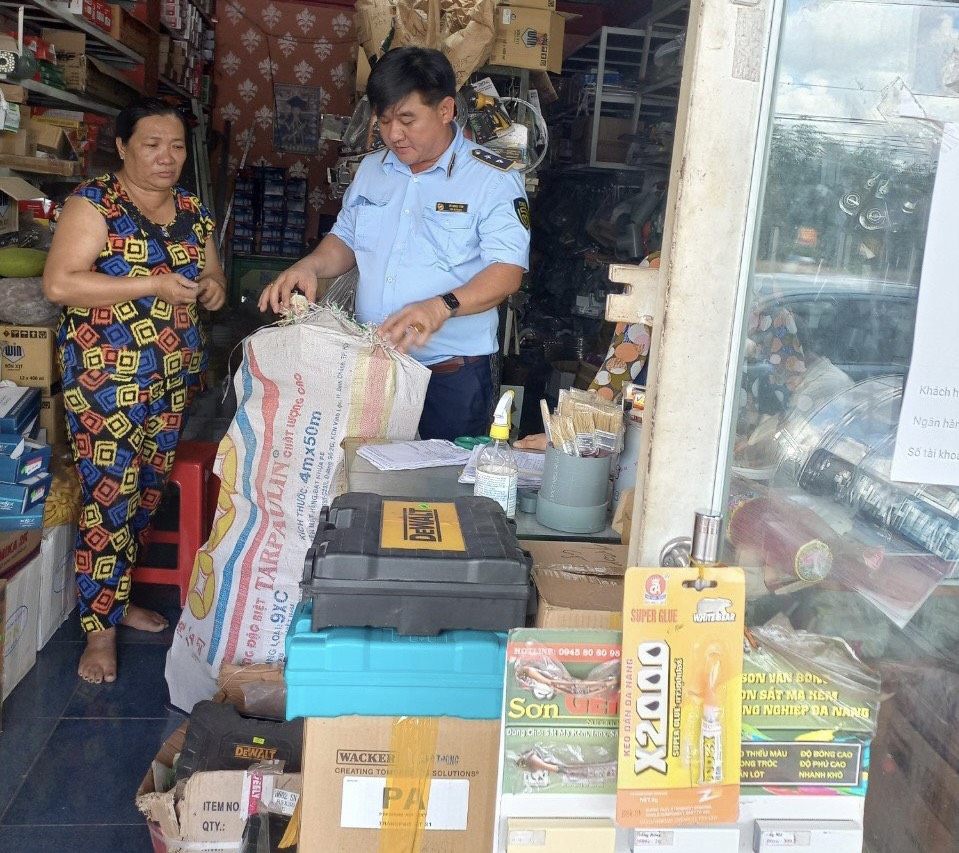 Tây Ninh: Phát hiện 2 hộ kinh doanh hàng hóa nhập lậu, không rõ nguồn gốc xuất xứ