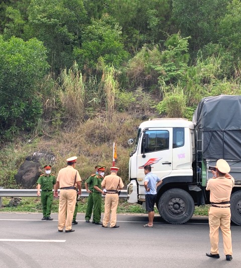 Đà Nẵng: Bắt giữ xe tải chở 2.000 sản phẩm giả thương hiệu mỹ phẩm nước ngoài