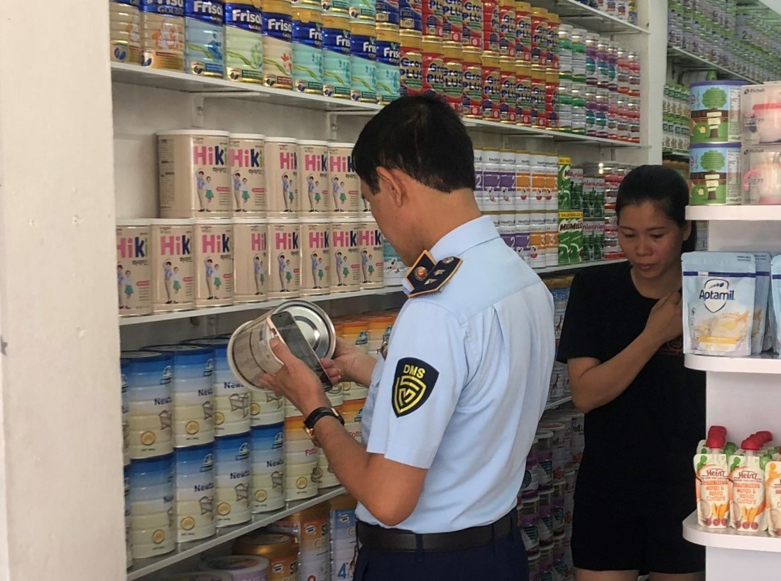 Lực lượng chức năng huyện Hữu Lũng phát hiện cơ sở kinh doanh bán sữa bột trẻ em nhập lậu