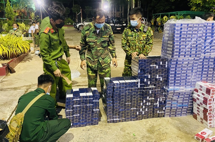 Lực lượng chức năng Kiên Giang thu giữ thuốc lá ngoại nhập lậu. Ảnh: Đăng Bảy