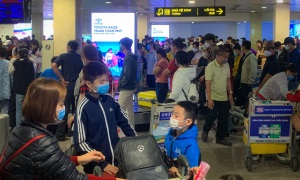 Sân bay Tân Sơn Nhất đông nghịt người ngày mùng 5 Tết