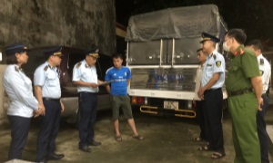 Hà Giang bắt giữ hơn 1,4 tấn vải và chỉ cuộn có dấu hiệu nhập lậu