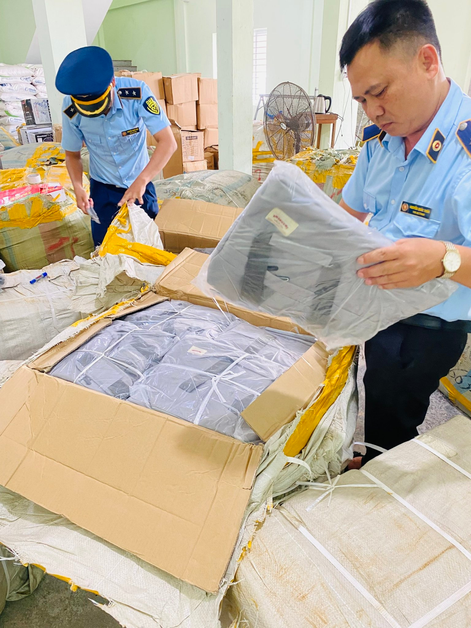 QLTT Phú Yên phát hiện hơn 6.000 túi xách cùng với  nhiều hàng hóa khác nhập lậu