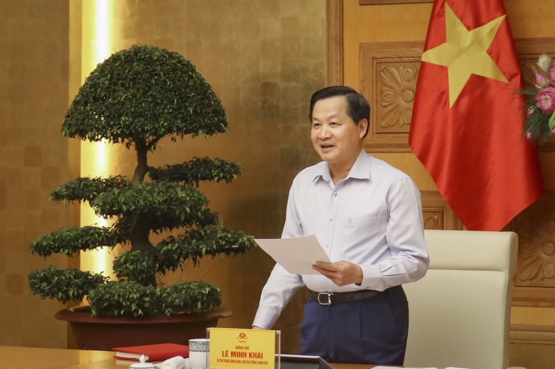 Phó Thủ tướng Chính phủ Lê Minh Khái yêu cầu khẩn trương nghiên cứu phương án điều chỉnh, giảm thuế đối với xăng dầu và các loại thuế khác nhằm hỗ trợ cho người dân, doanh nghiệp