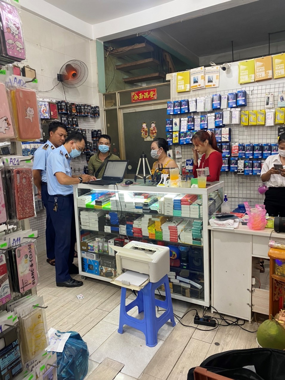 Bình Thuận phát hiện gần 1.500 phụ kiện điện thoại di động nhập lậu