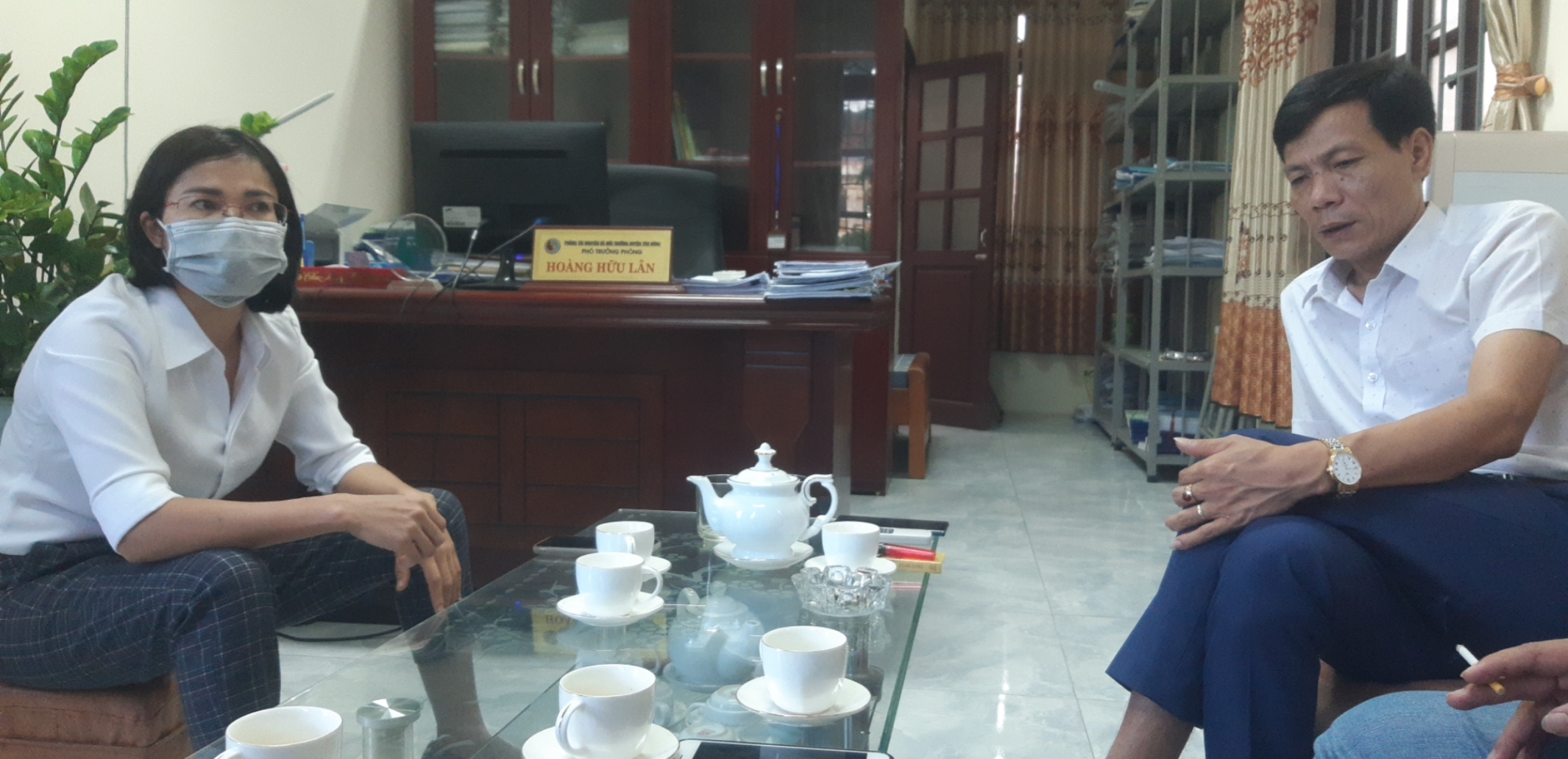 Ông: Hoàng Hữu Tập, phó trưởng phòng TN&MT, cùng bà Ong Thị Thuý trả lời phỏng vấn PV