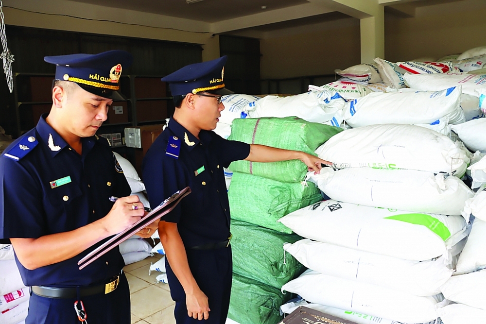 Lực lượng Hải quan Quảng Trị tăng cường ngăn chặn việc buôn lậu mặt hàng đồ uống qua biên giới
