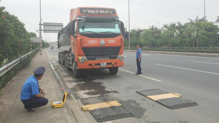 Thanh tra Sở GTVT Hà Nội đã lập biên bản xử lý gần 800 phương tiện vi phạm trong 1 tháng cao điểm kiểm soát tải trọng