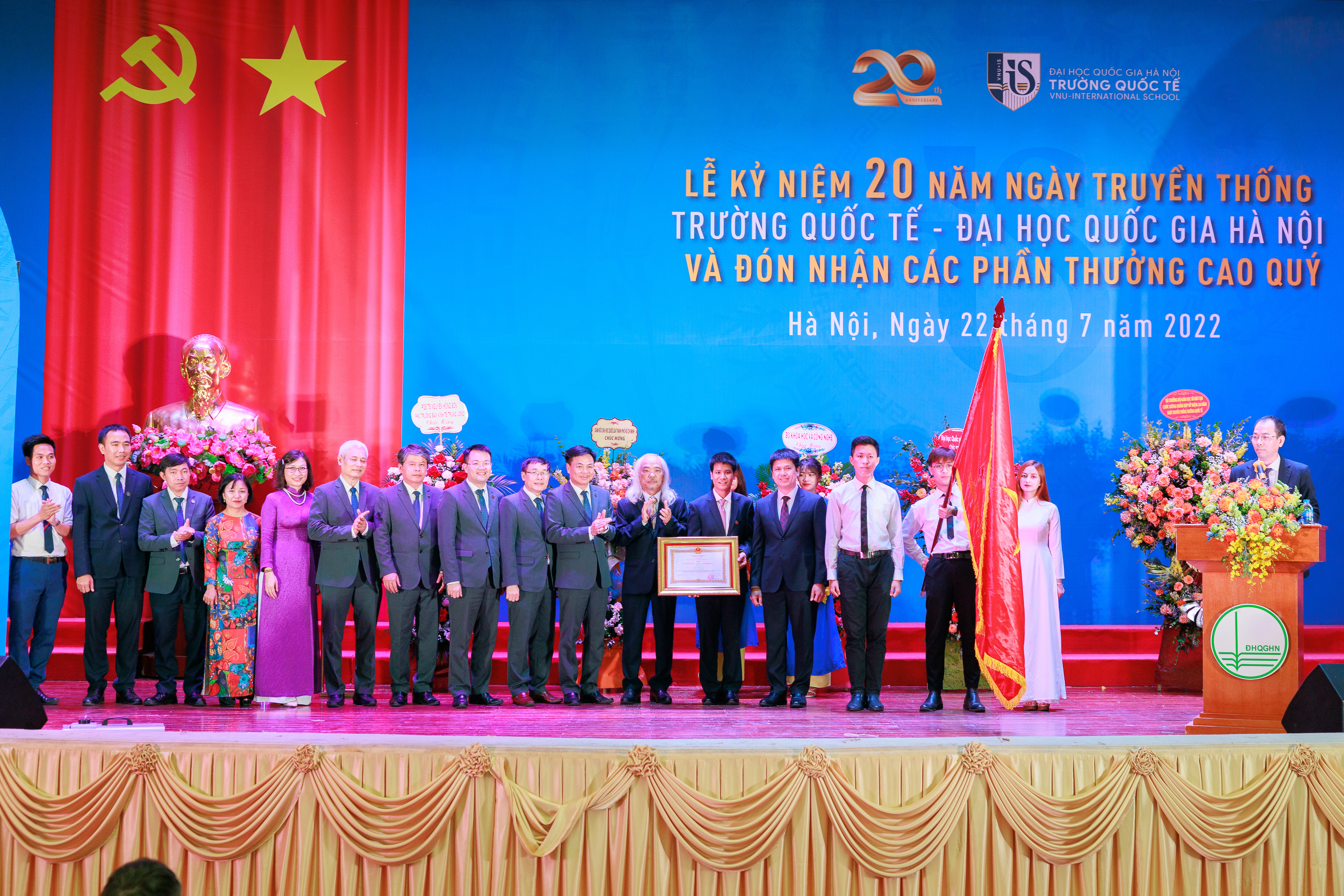 PGS.TS Nguyễn Hiệu, Phó Giám đốc ĐH quốc gia Hà Nội thừa ủy quyền của Chủ tịch nước trao tặng Huân chương cho lãnh đạo nhà trường
