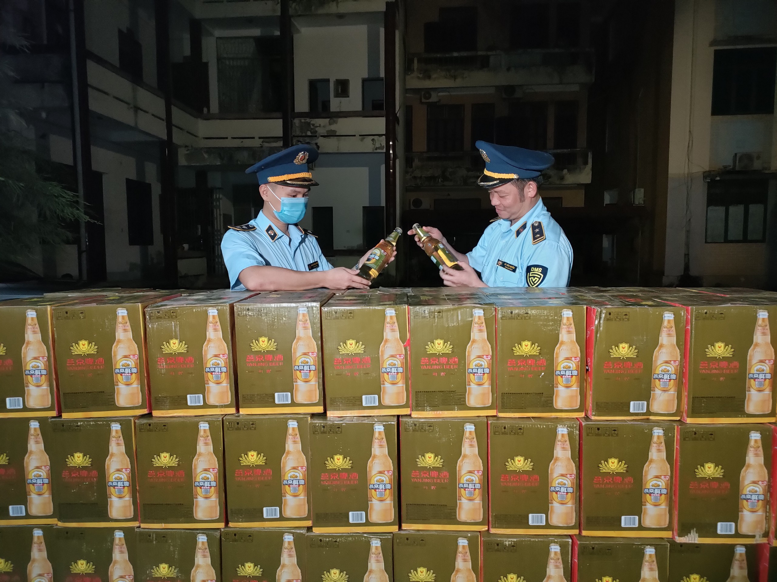 Quản lý thị trường Hà Giang phát hiện gần 1.000 chai bia lậu