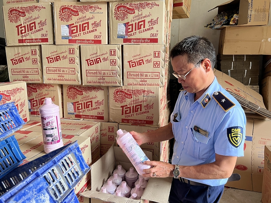 Lực lượng QLTT Hà Nội phát hiện gần 1.200 chai Nước rửa Toilet Okay  có dấu hiệu giả mạo nhãn hiệu