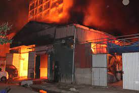 Nhà xưởng gần cây xăng Đồng Lư bất ngờ cháy trong đêm