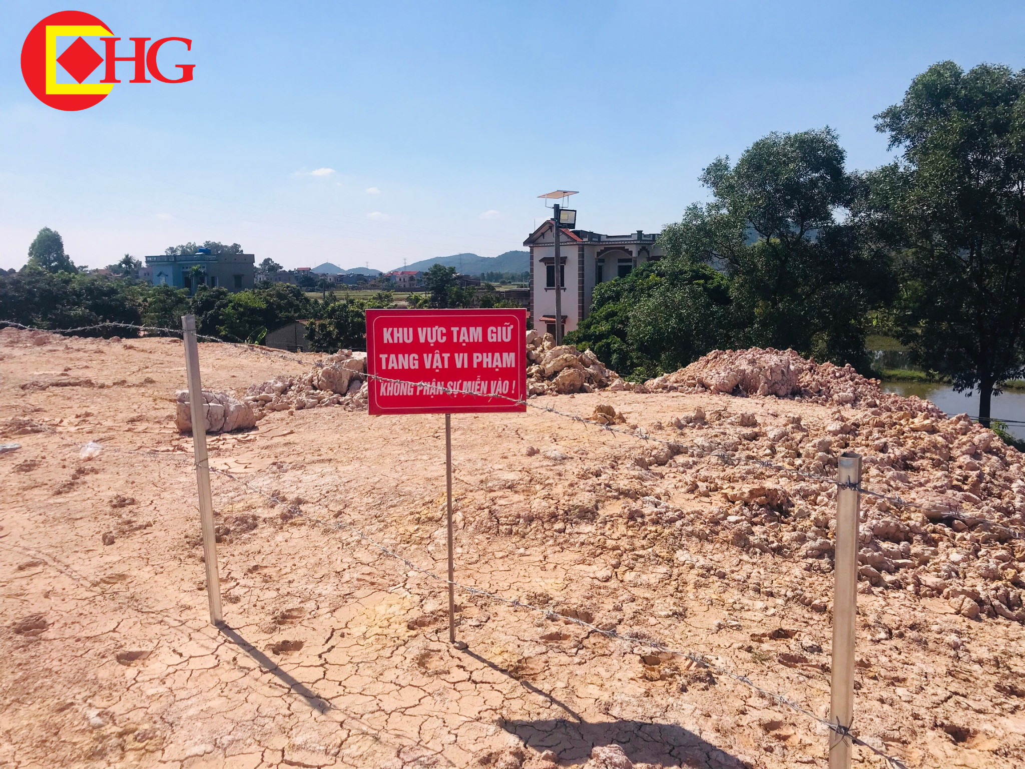 Khoáng sản đất sét được cắm biển tạm giữ tang vật tại thôn Yên Tập Bắc, xã Yên Lư, huyện Yên Dũng